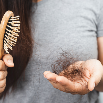 La chute de cheveux chez les femmes : 5 conseils simples pour prévenir la perte