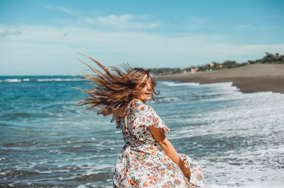 Après l'été : 4 astuces pour revitaliser vos cheveux et retrouver leur éclat